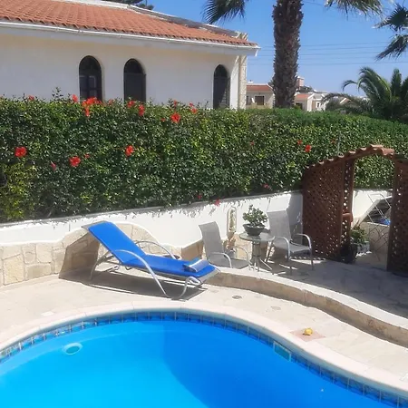 ヴィラ Holiday- Breathtaking Sea Views, Amazing Garden, Private Pool, Bbq, Next To Coral Bay, Lower Peyia, Paphos *