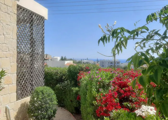 Вилла Holiday- Breathtaking Sea Views, Amazing Garden, Private Pool, Bbq, Next To Coral Bay, Lower Peyia, Paphos